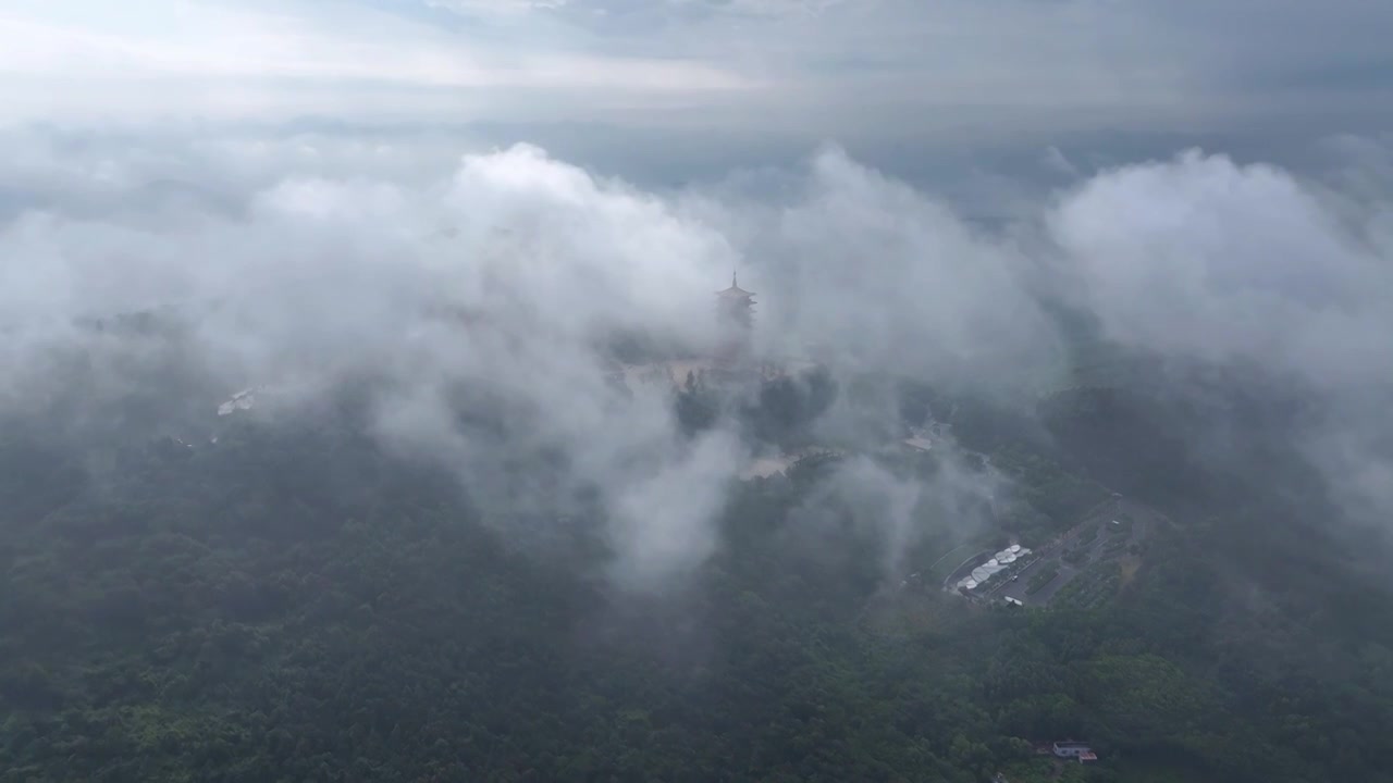 江苏南京江宁区牛首山景区晨雾，再现了金陵四十八景之牛首烟岚的美景视频素材