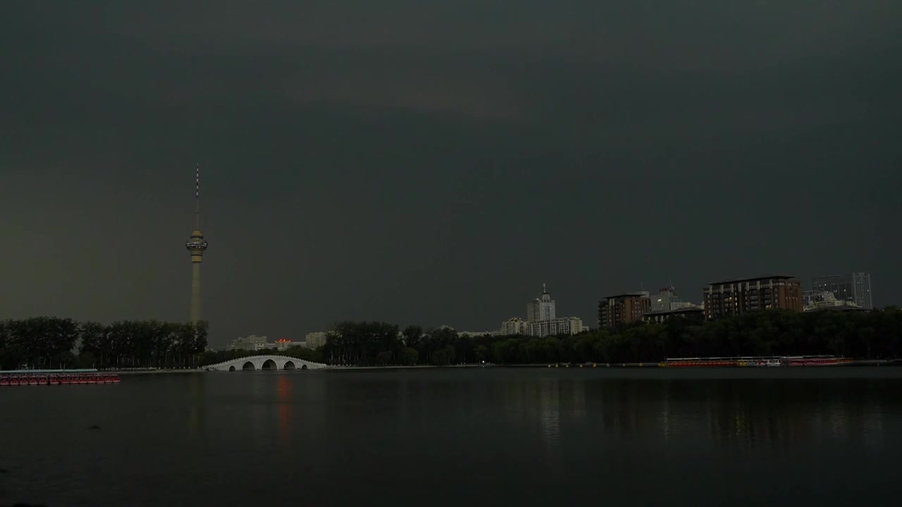 夏天北京玉渊潭公园八一湖电视塔积云雷雨闪电视频素材