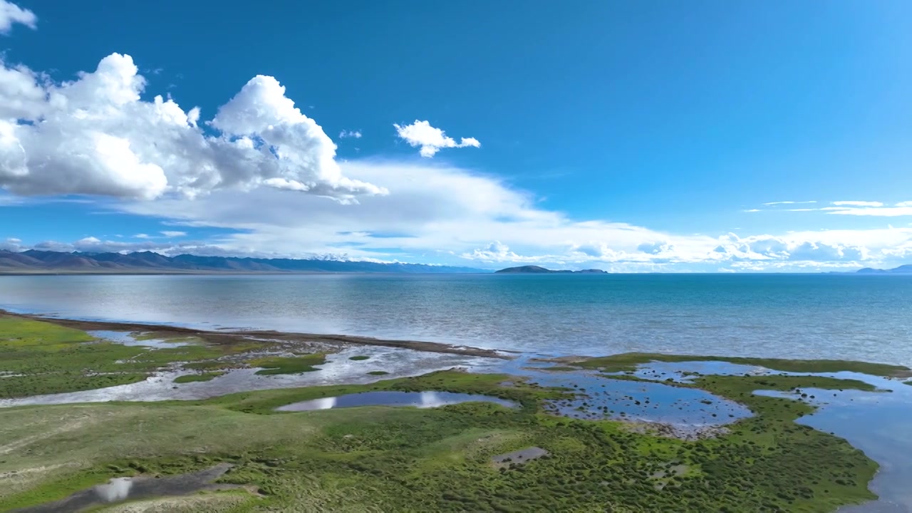 航拍西藏那曲旅游纳木错蓝色湖景视频素材