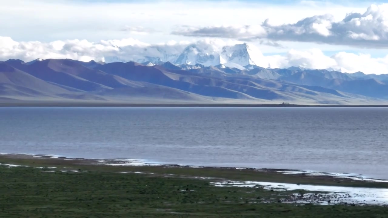 航拍西藏那曲旅游纳木错雪山湖景视频素材