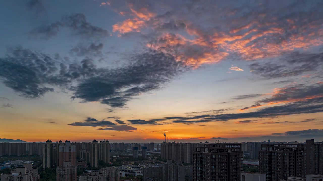 西安城市天际线高楼大厦日落时分戏剧性的天空中橙色晚霞延时摄影视频素材