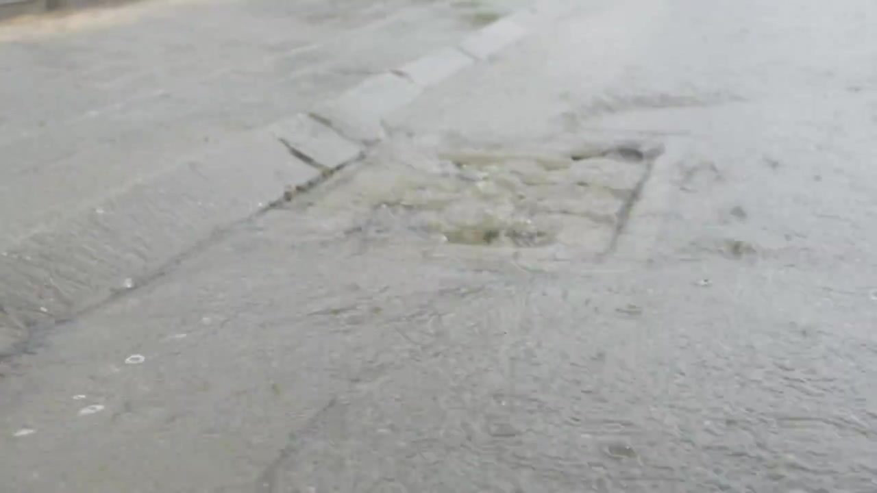 下雨天街道积水排水系统下水道漏水实时，暴雨自然灾害概念视频素材