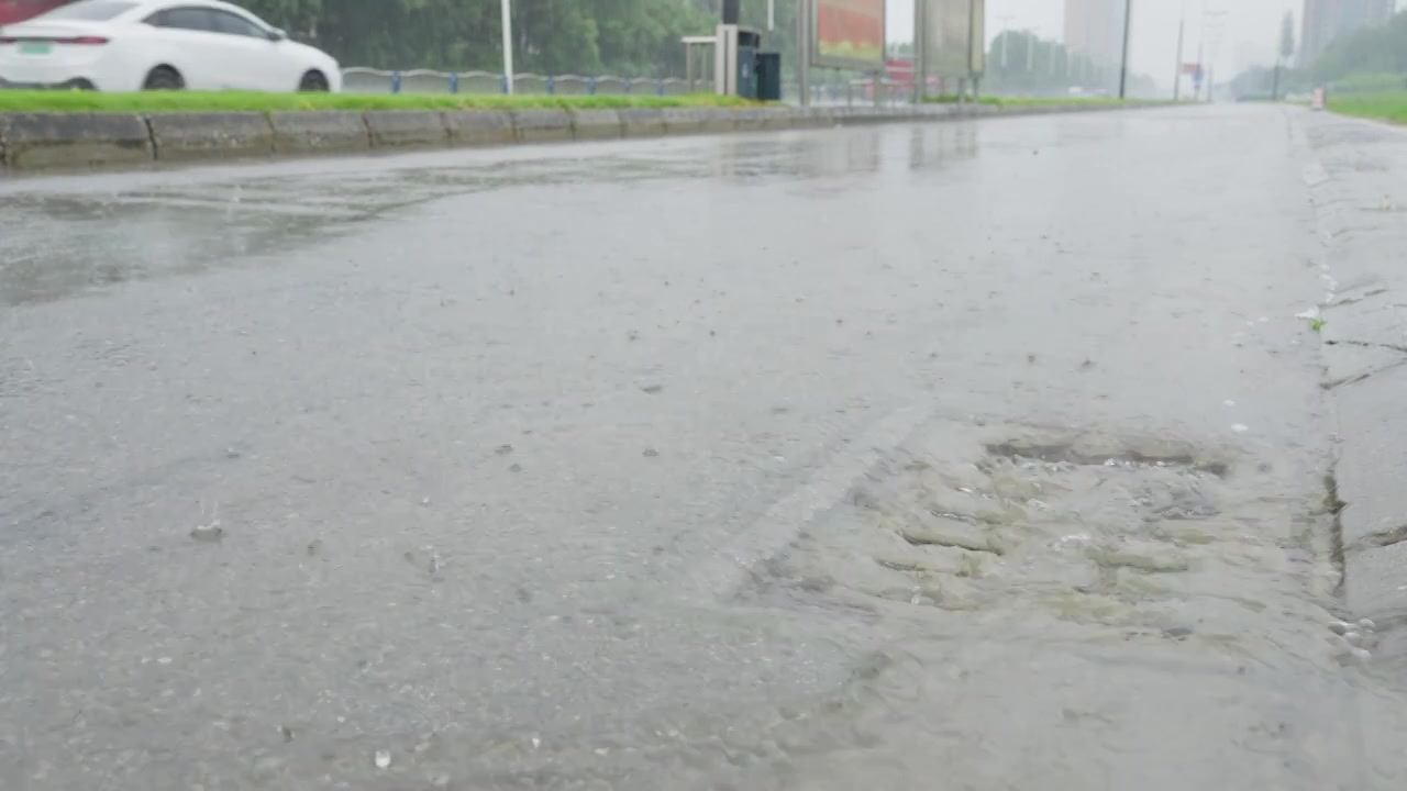 下雨天街道积水排水系统下水道漏水实时，暴雨自然灾害概念视频素材