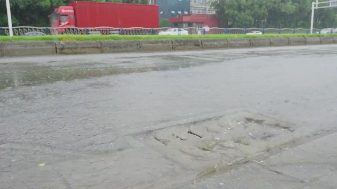 下雨天街道积水排水系统下水道漏水实时，暴雨自然灾害概念视频素材