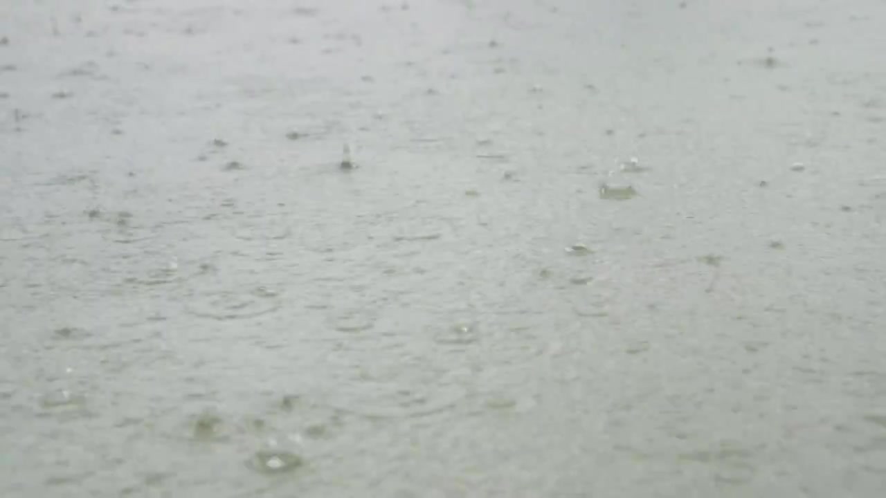 暴雨雨滴落在湖面溅起涟漪波纹水花水泡慢镜头升格，暴雨内涝自然灾害概念视频素材