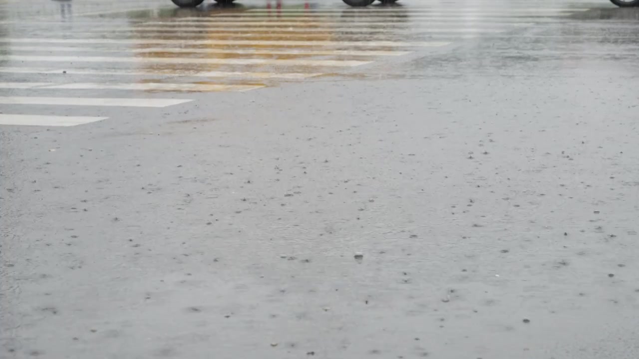 暴雨雨滴落在路面形成积水溅起水花慢镜头升格，暴雨内涝自然灾害概念视频素材