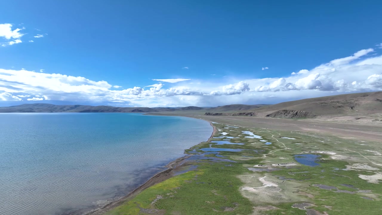 航拍西藏旅游那曲圣湖纳木错蓝色湖景视频素材