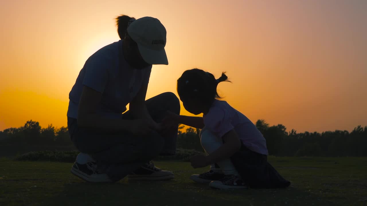 儿童节 母亲节 母女夕阳下剪影 父女剪影视频素材