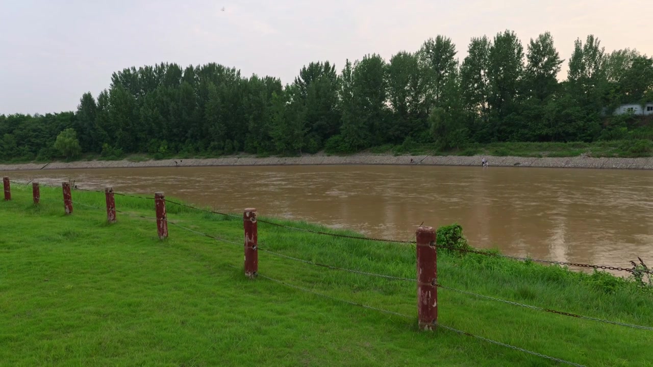 连续多日的雨季让陕西西安境内河流的水位暴涨，清水河变成了混浊的浊水河，河水与岸边的绿色草地视频下载