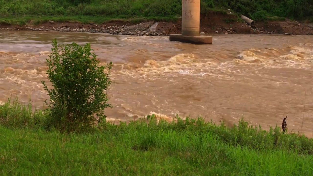 连续多日的雨季让陕西西安境内的河流水位暴涨，清水河变成了浑浊的河水，桥墩下奔流的洪水视频下载