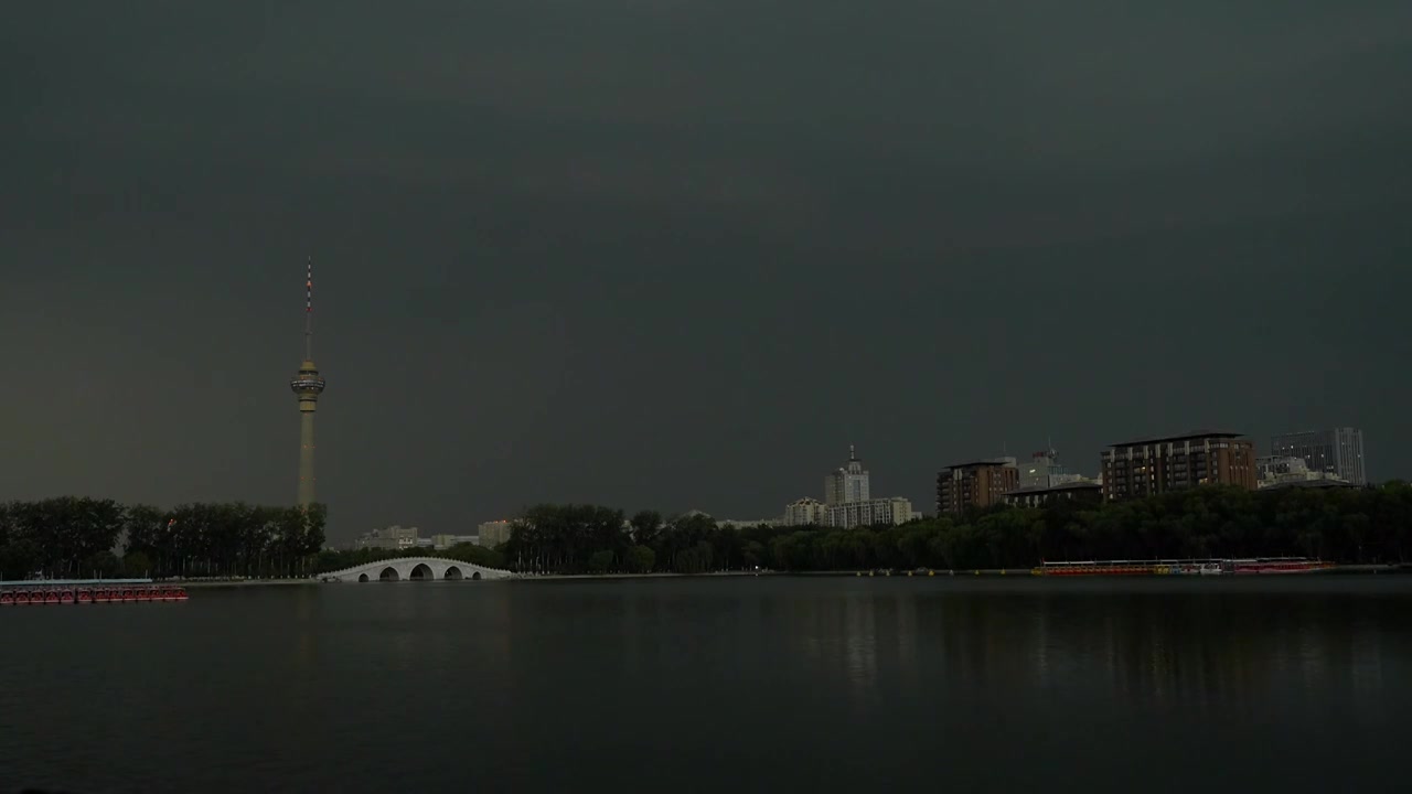 夏天北京玉渊潭公园八一湖电视塔积云雷雨闪电视频素材