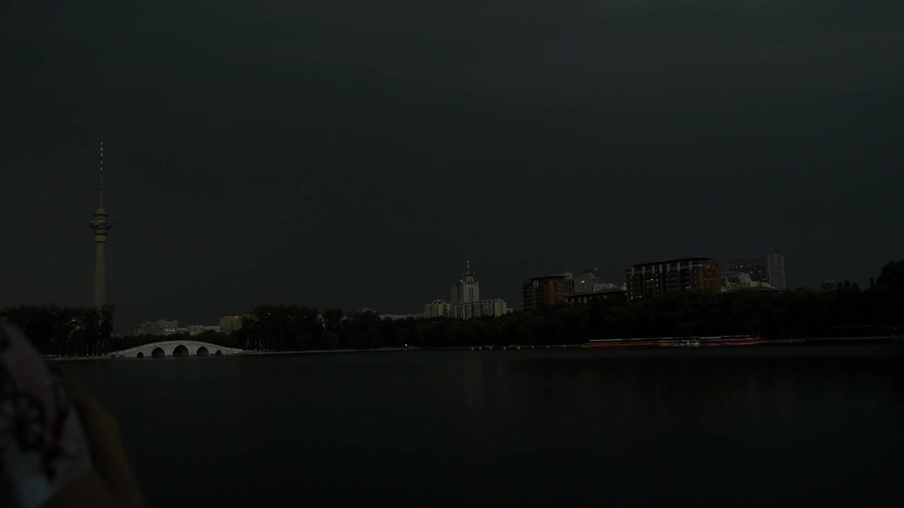 夏天北京玉渊潭公园八一湖电视塔积云雷雨闪电视频素材