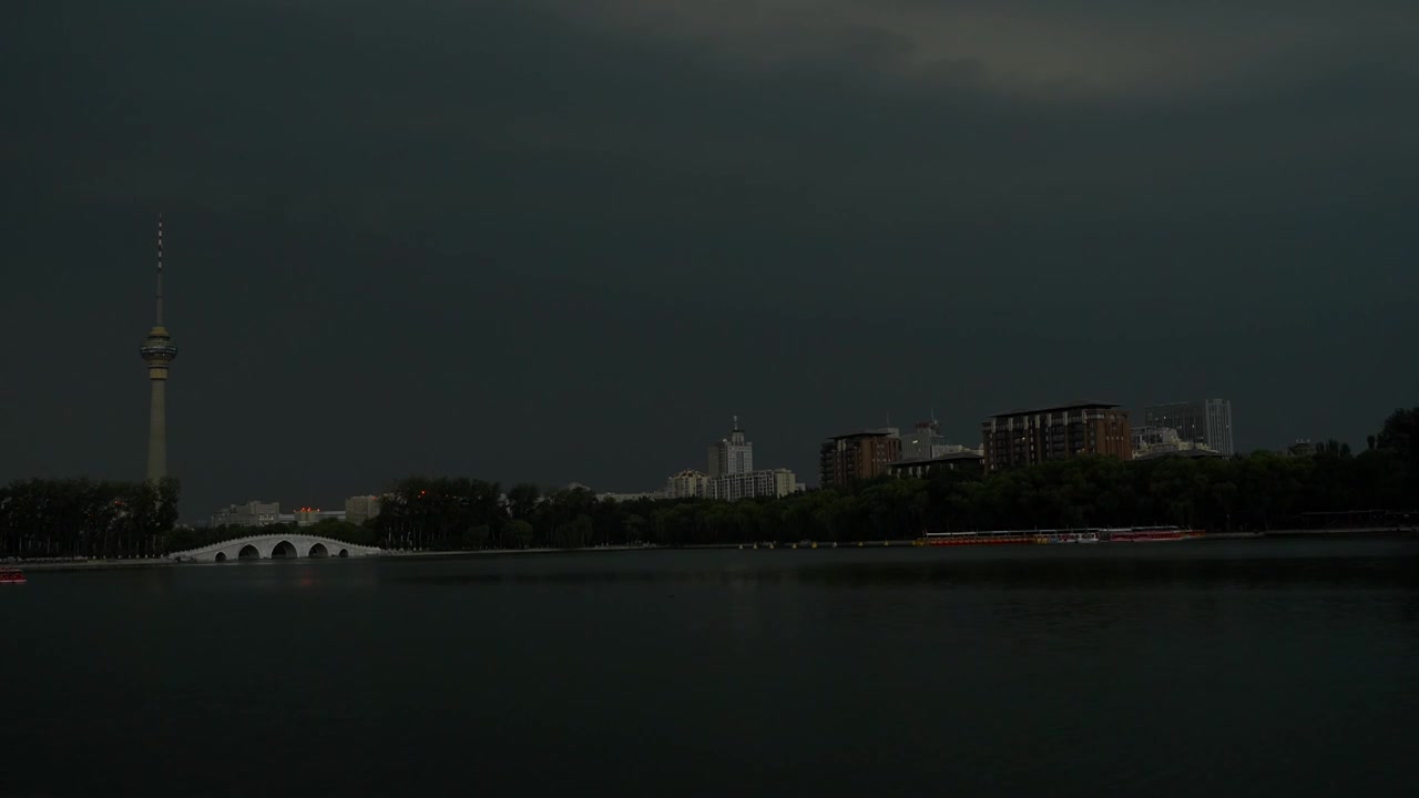 夏天北京玉渊潭公园八一湖电视塔积云雷雨闪电视频素材