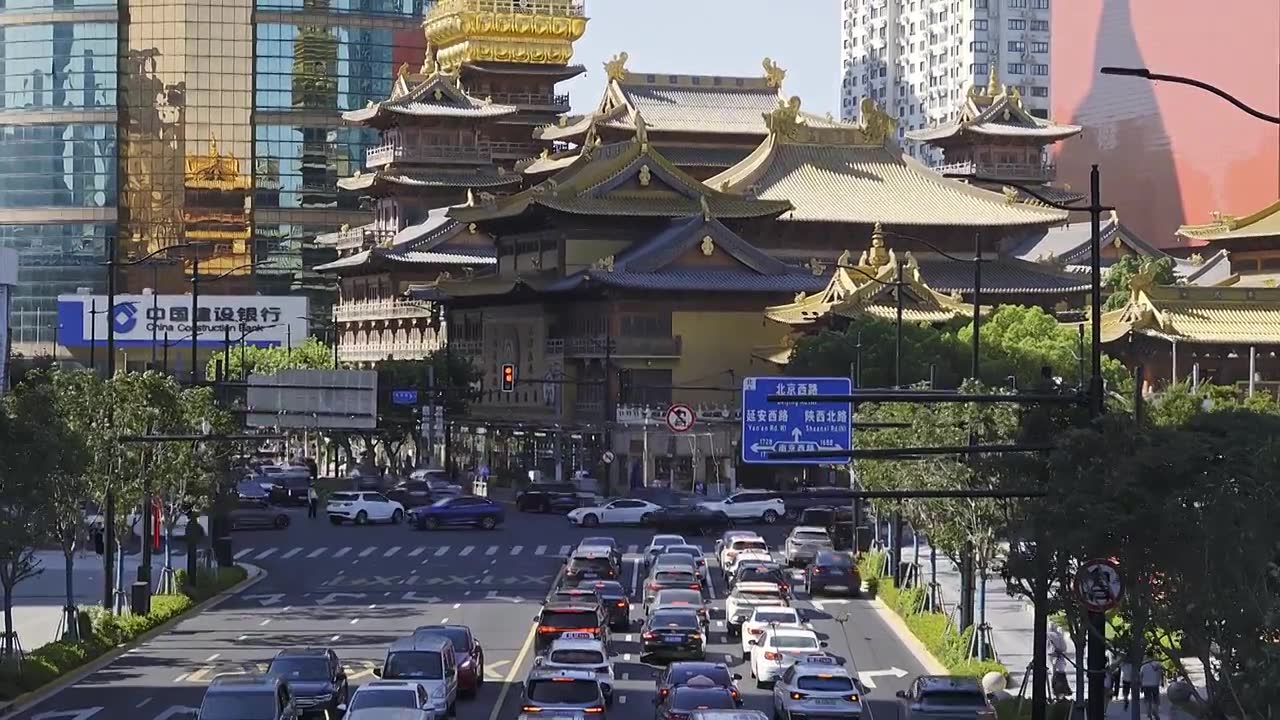 午后的上海静安区静安寺华山路与南京西路路口车流视频素材