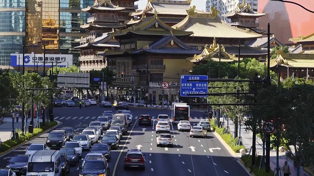 午后的上海静安区静安寺华山路与南京西路路口车流视频素材