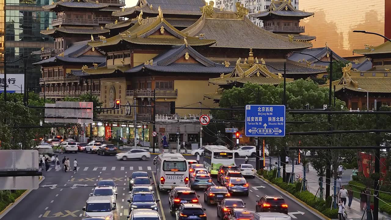 傍晚的上海静安区静安寺华山路与南京西路路口人流与车流视频素材