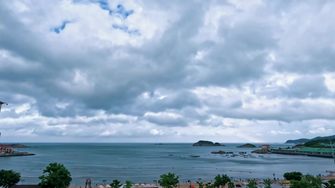 威海月半湾暴雨后的云和彩虹延时视频素材