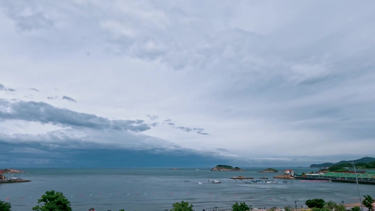 威海月半湾暴雨后的云和彩虹延时视频素材