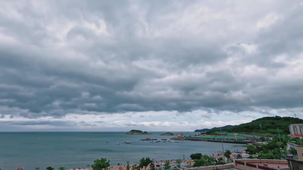 威海月半湾暴雨后的云和彩虹延时视频素材