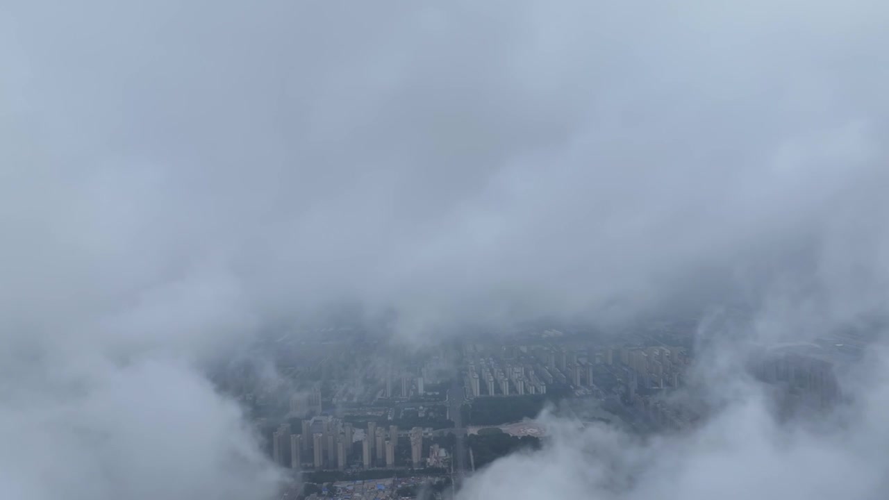 高视角流动云雾中的城市场景视频素材