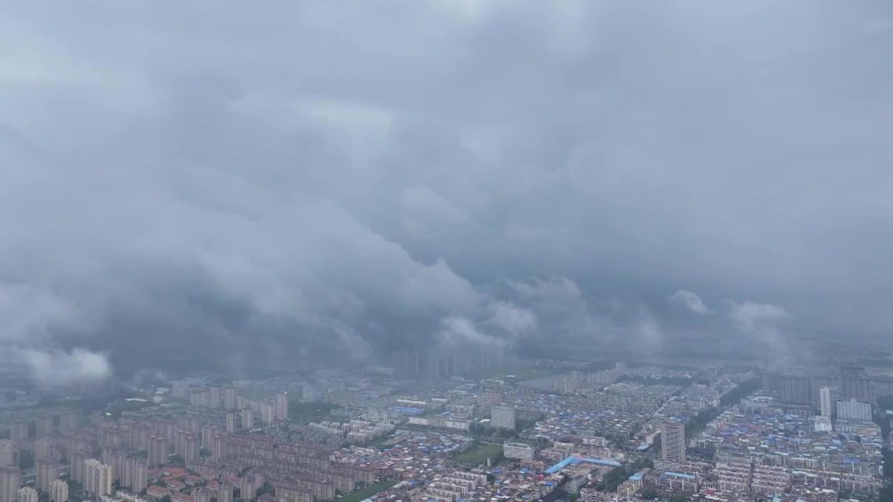 高视角流动云雾中的城市场景视频素材