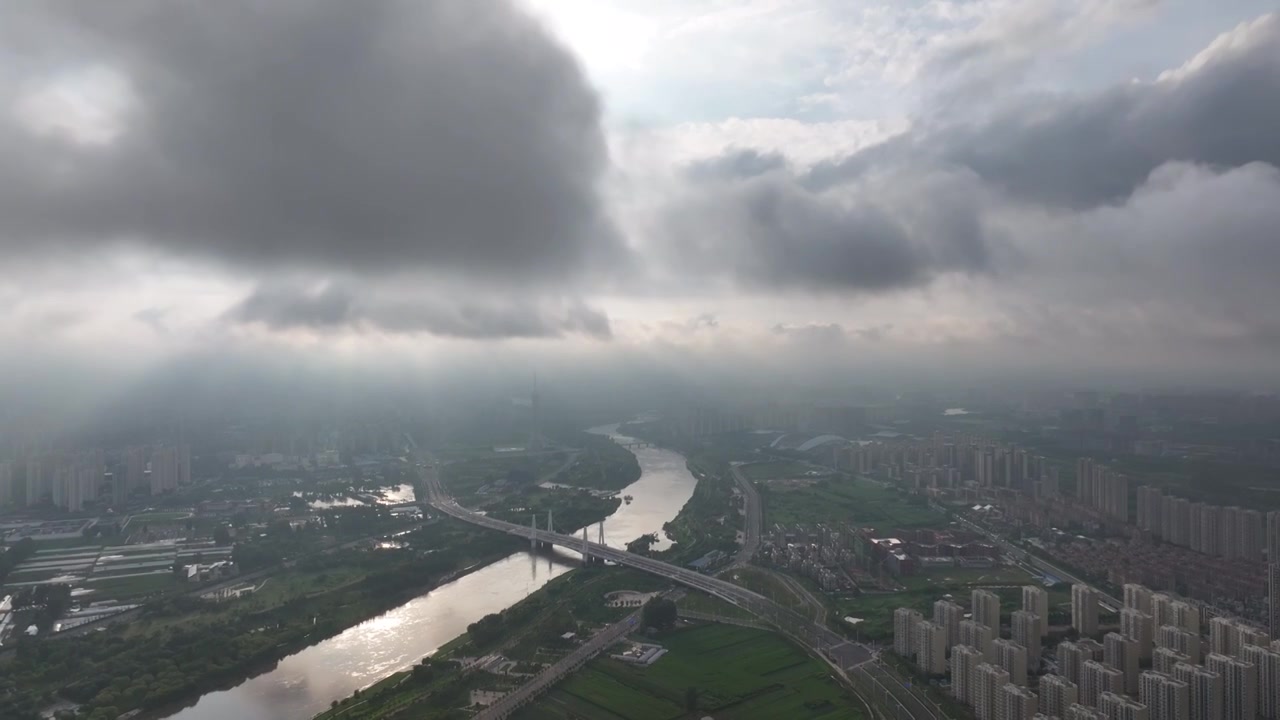 高视角云层之下航拍周口沙颍河流域七一路大桥城市天际线大场景视频素材