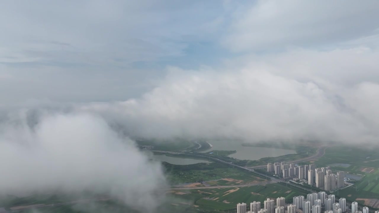 高视角航拍云海下的周口永宁湖湿地公园视频素材