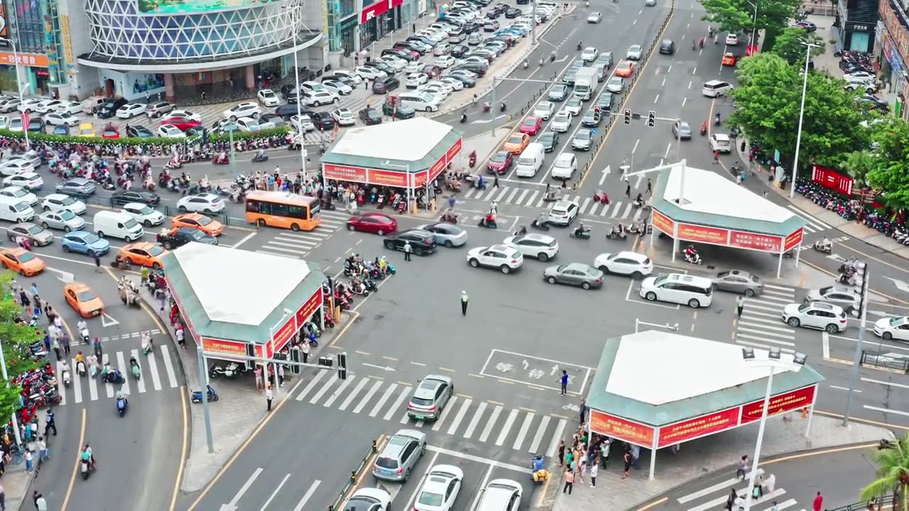 航拍城市道路十字路口车来车往视频素材