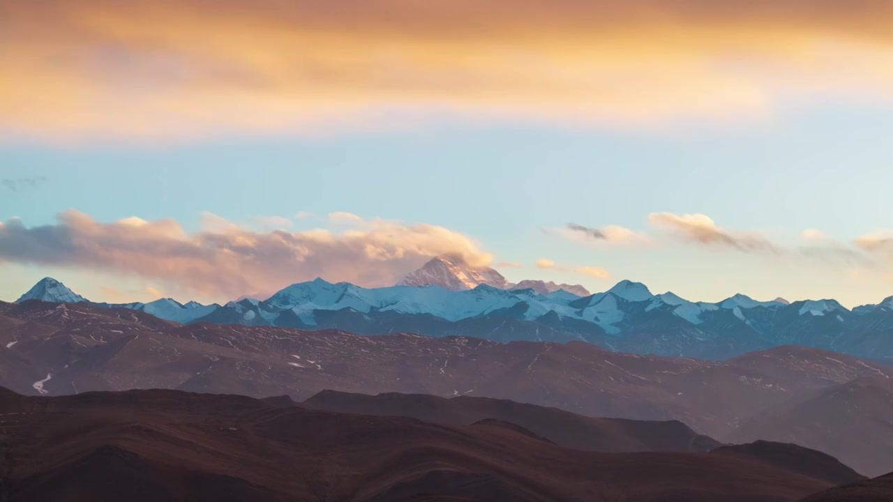 珠峰大本营108拐，拍摄珠峰近景的日照金山，黄昏的阳光照亮雪山及云层，给雪山增添了梦幻的色彩视频下载