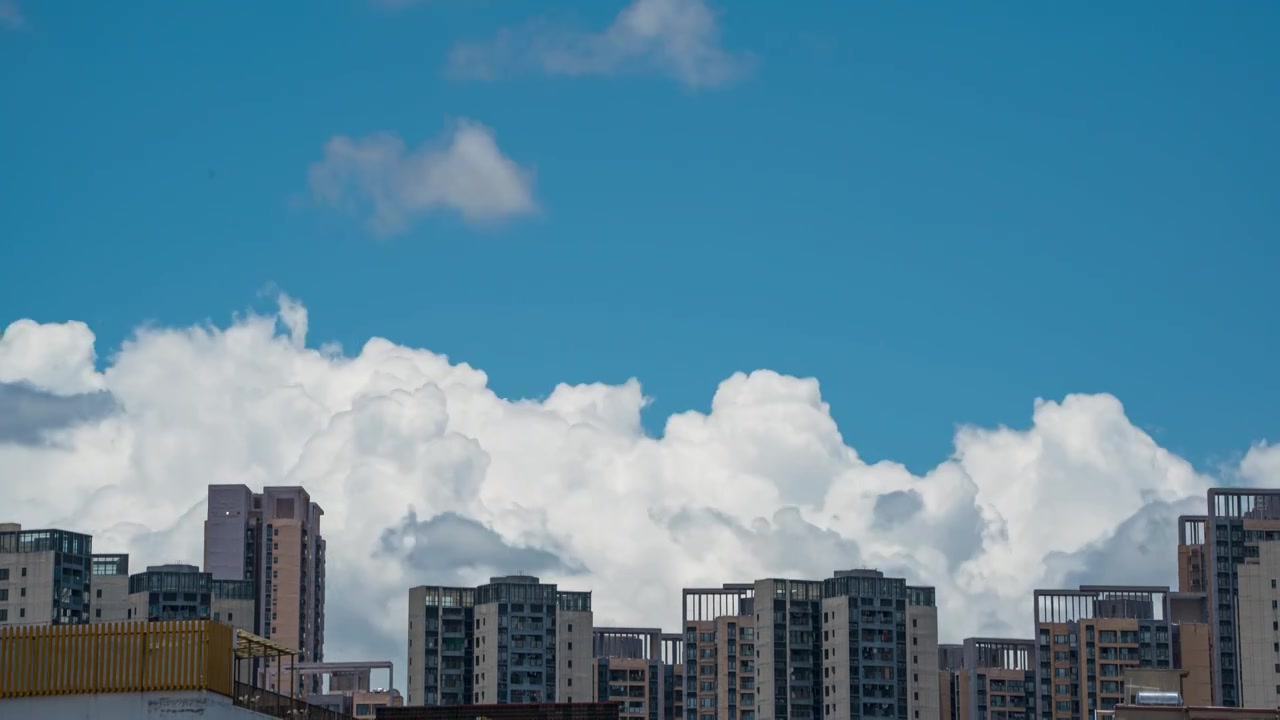 楼顶天空蓝天白云云朵低角度视频视频素材