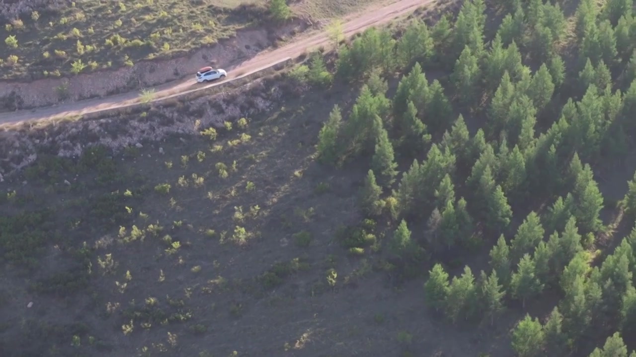 越野车行驶在山间小路视频下载