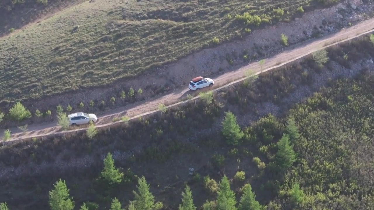 越野车行驶在山间小路视频下载