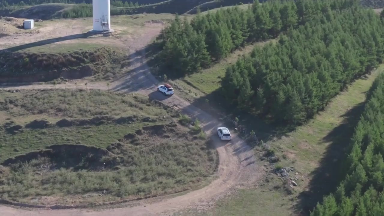 越野车行驶在山间小路视频下载