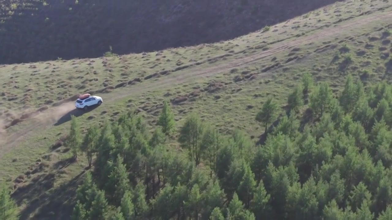 越野车行驶在山间小路视频下载