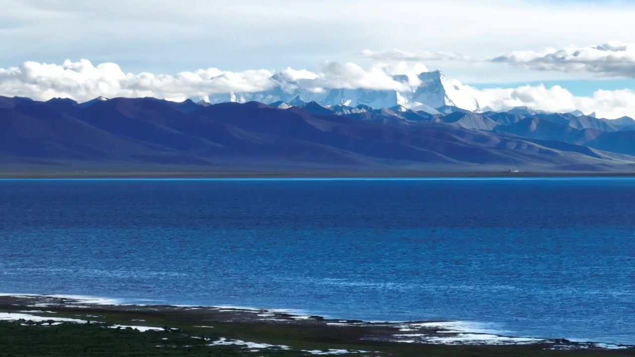 航拍西藏那曲旅游圣湖纳木错蓝色湖景视频素材