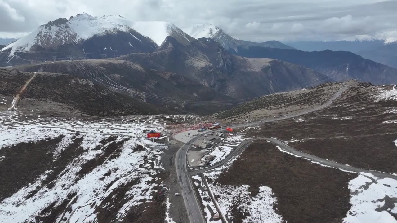 西藏G318公路业拉山垭口航拍自然风光视频素材