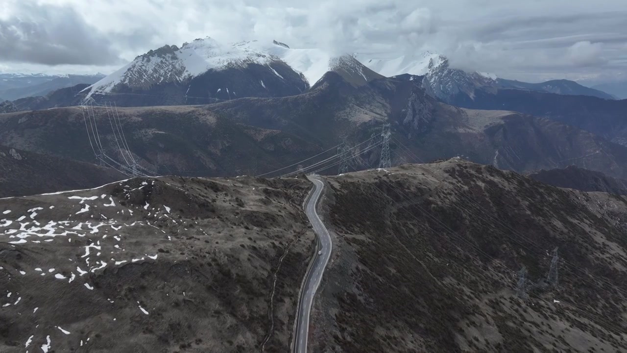 西藏G318公路业拉山垭口航拍自然风光视频素材