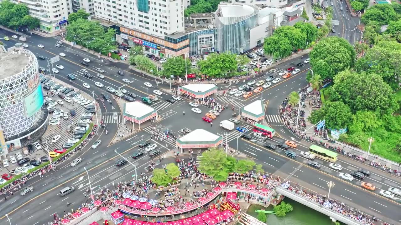 航拍城市道路十字路口车来车往视频素材