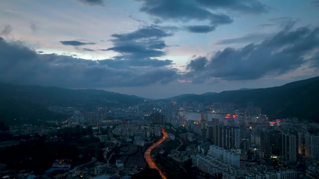 航拍云南旅游旅居城市个旧市落日晚霞街景视频素材