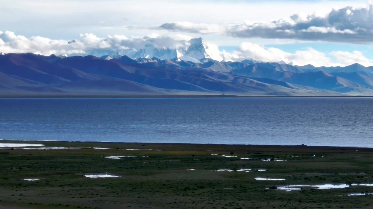 航拍西藏旅游圣湖纳木错雪山湖景视频素材