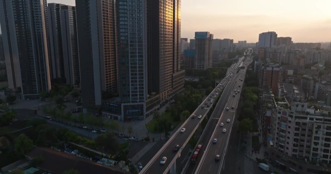 航拍夕阳下成都二环高架桥城市风光道路交通视频素材