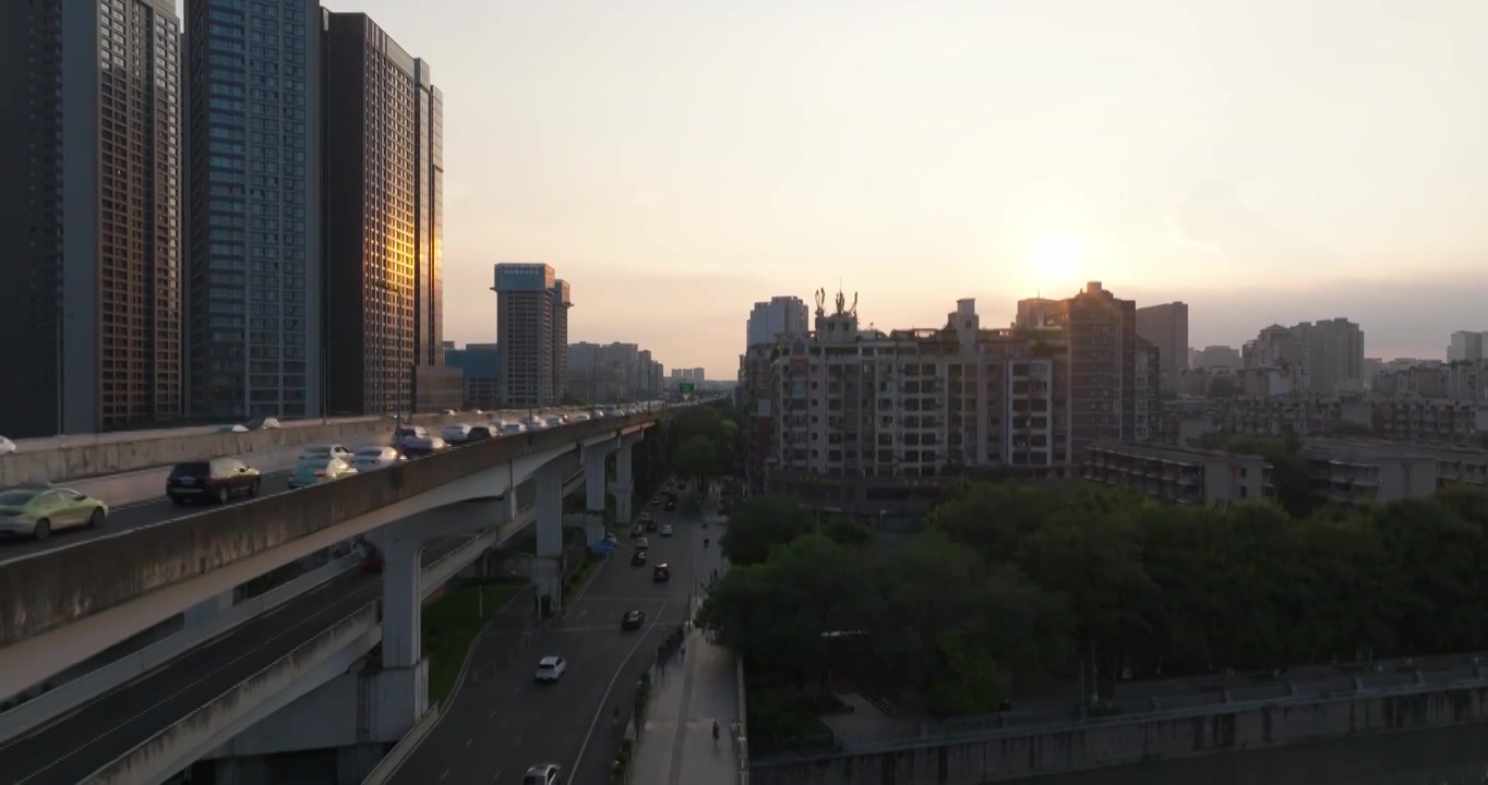 航拍夕阳下成都二环高架桥城市风光道路交通视频素材