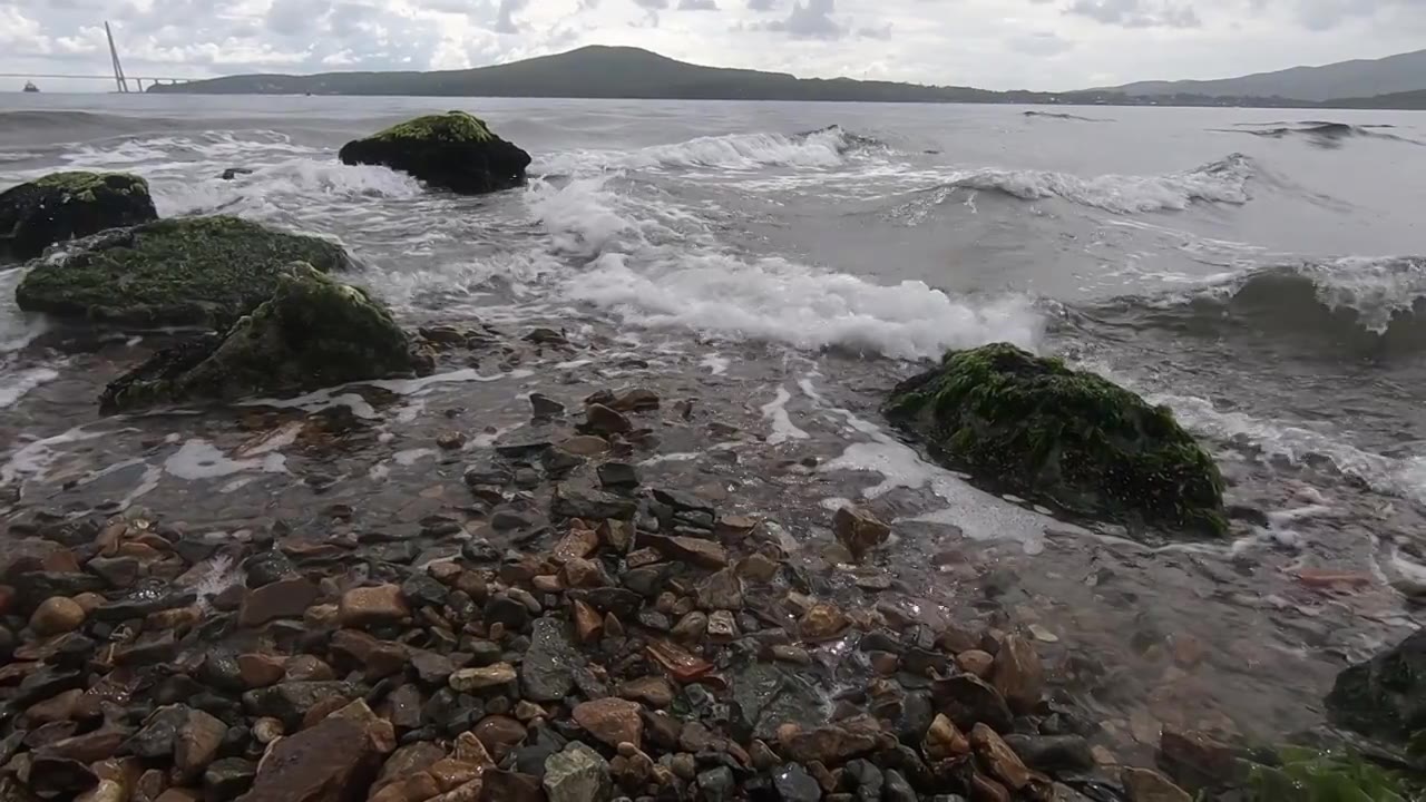 俄罗斯符拉迪沃斯托克（海参崴），海湾浪花慢镜头视频下载