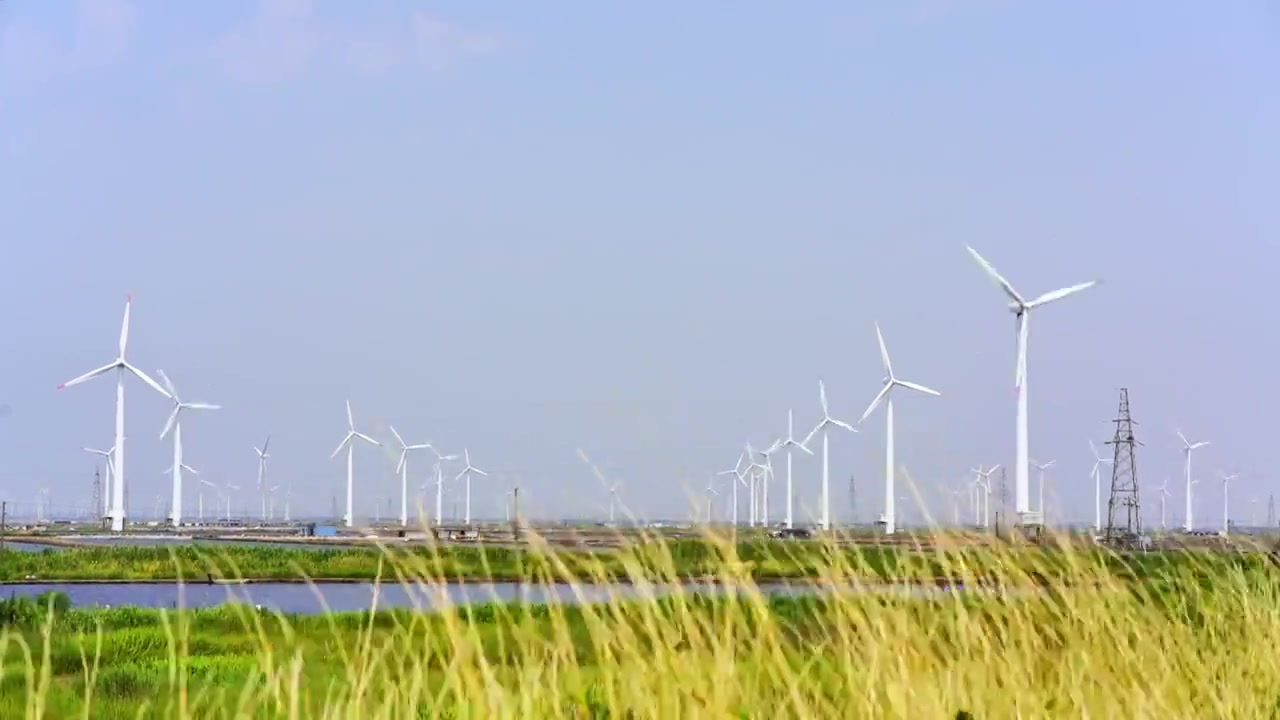 盐城黄海湿地滩涂海边风力发电风车风电视频素材