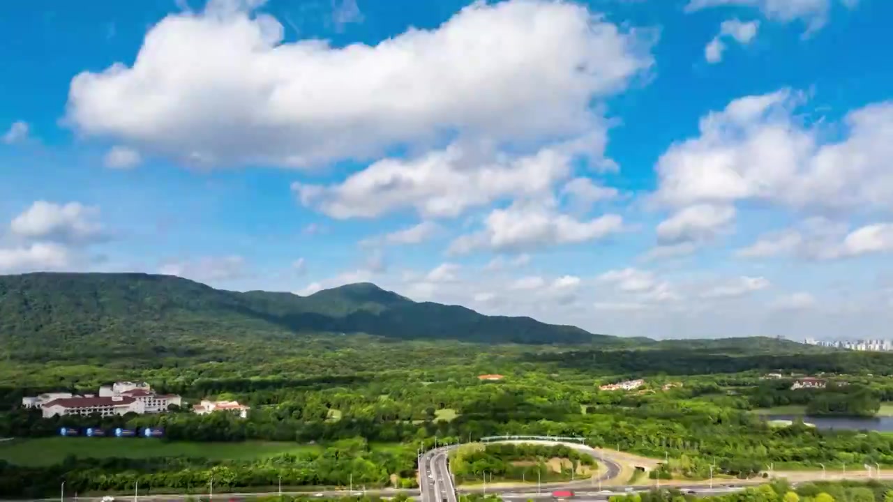 蓝天白云下的南京紫金山视频素材