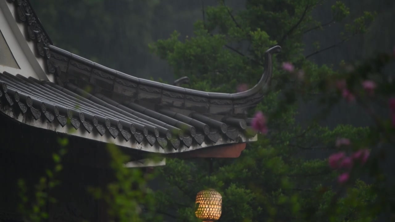 雨中的岭南园林古建筑视频素材