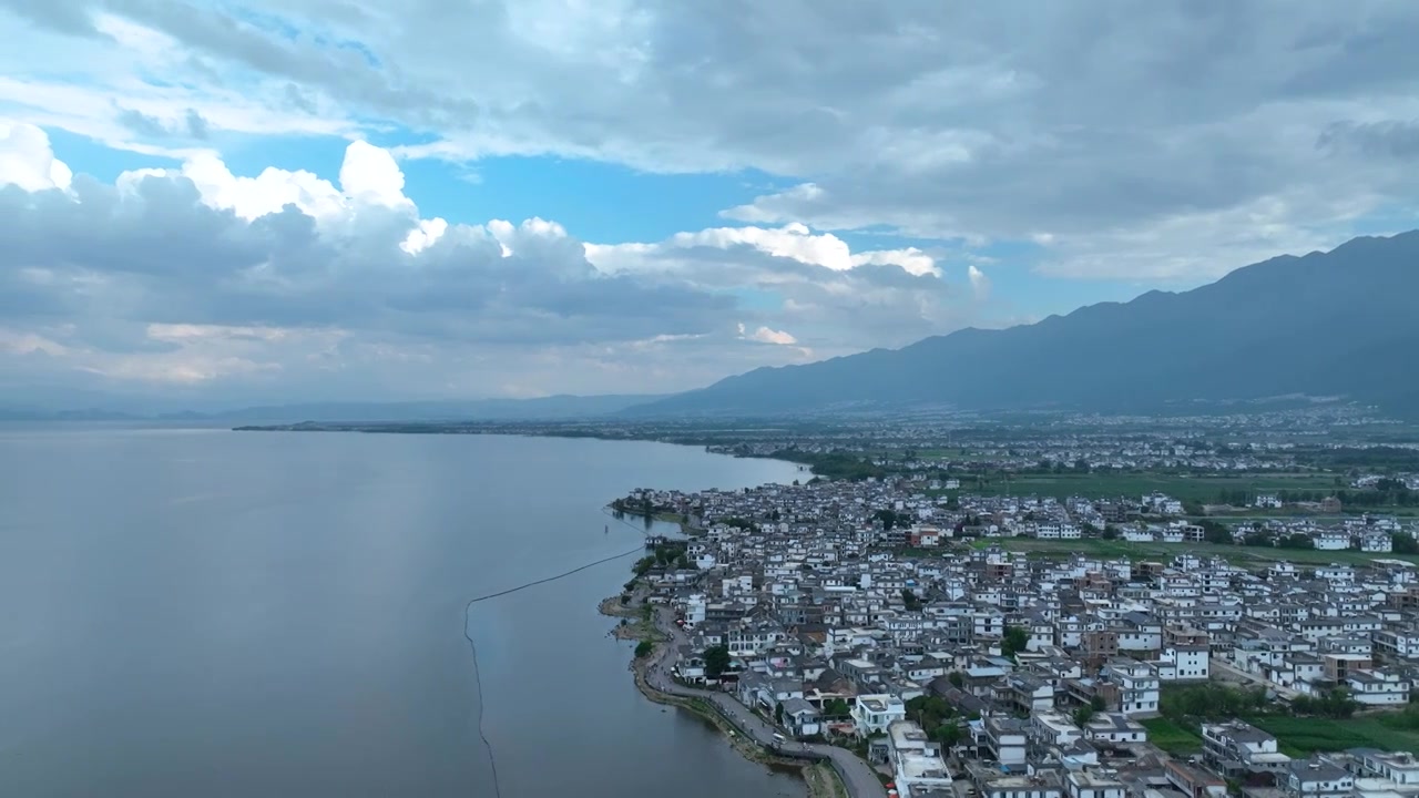 航拍云南旅游大理苍山洱海建筑群田园风景视频素材