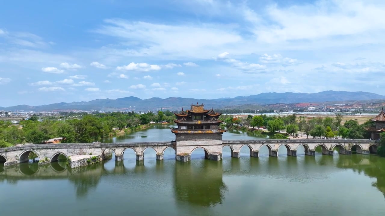 航拍云南旅游建水古城历史古建筑十七孔双龙桥视频素材