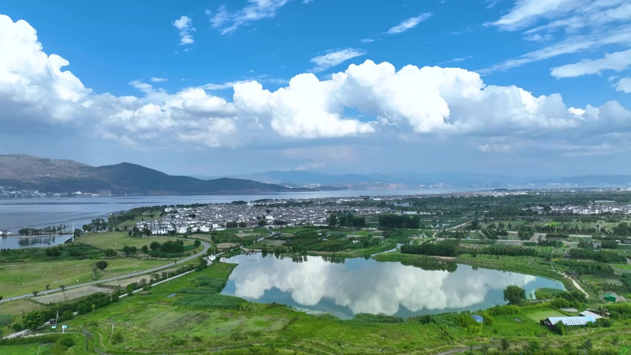 航拍云南旅游大理洱海蓝天白云湖景视频素材