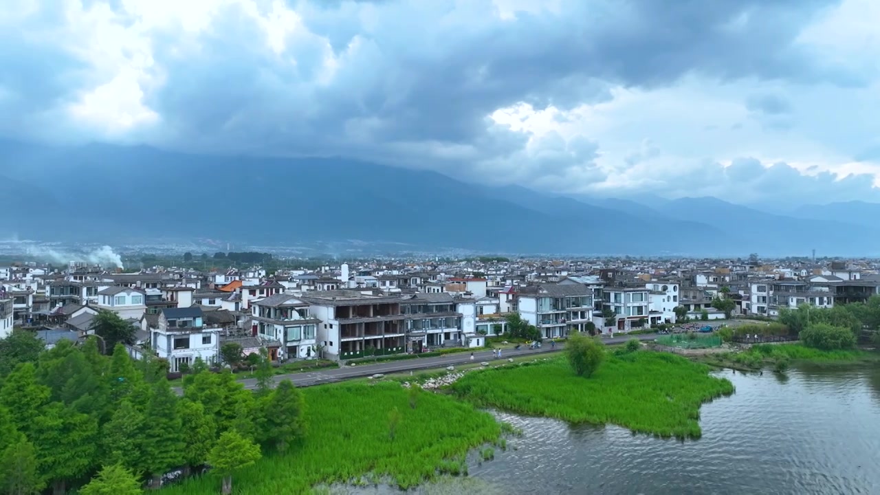 航拍云南旅游大理洱海建筑群湖景视频素材